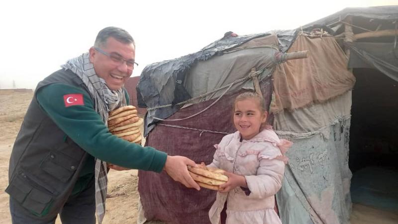 Yoksul Kamplarda Yemek ve Ekmek Dağıtımı