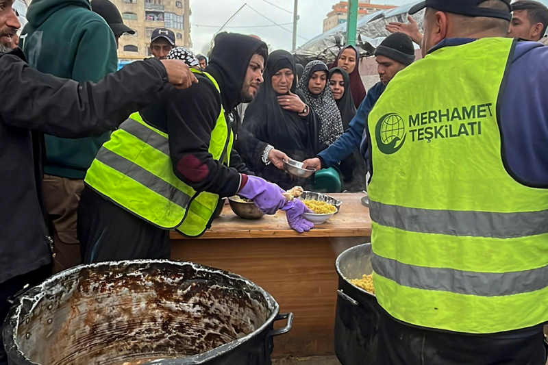 Gazze'de yemek dağıtımlarımız devam ediyor.